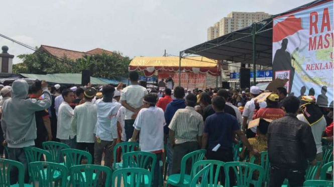 Ribuan warga Luar Batang menggelar Rapat Akbar menolak penggusuran, Rabu, 20 April 2016.
