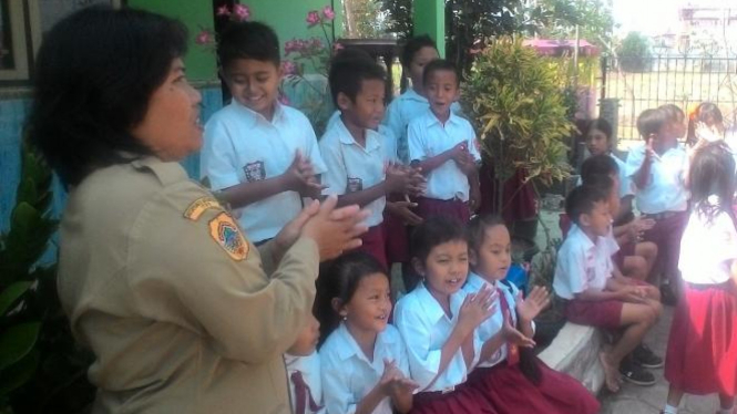 Ibu Guru Karsi bersama anak didiknya di SDN 01 Margorejo, Pati.