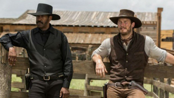 Denzel Washington dan Chris Pratt dalam film Magnificent Seven.