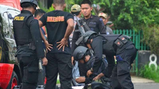 Tim Jihandak Brimob ledakan kotak penuh paku di Malang, 20 April 2016.
