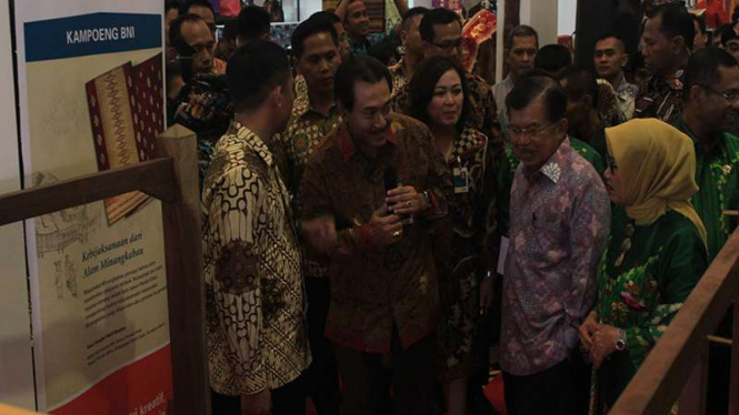 Wakil Presiden Jusuf Kalla saat meninjau pameran di Inacraft