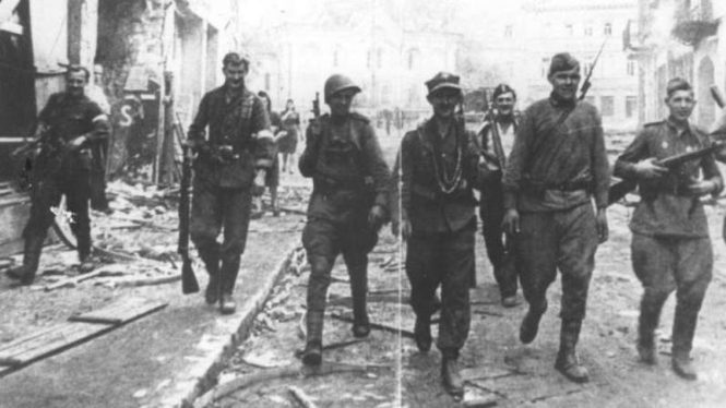 Tentara Uni Soviet memasuki Berlin, ibu kota Jerman, jelang akhir Perang Dunia Kedua. 
