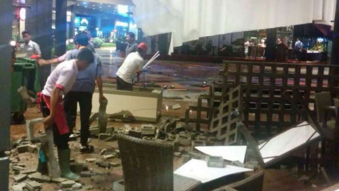 Kerusakan di AEON Mall, BSD City, Tangerang, Banten, akibat atap ambrol.