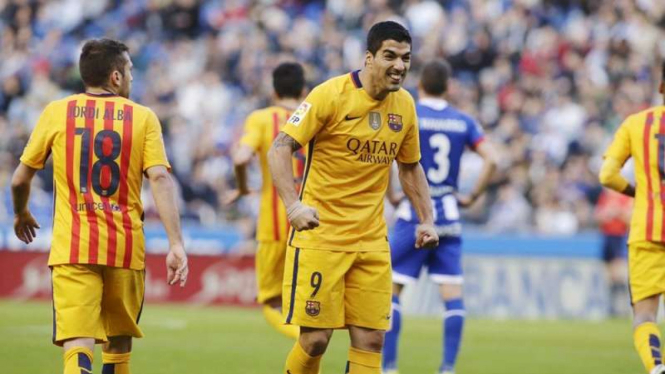 Striker Barcelona, Luis Suarez, usai cetak gol ke gawang Deportivo La Coruna.