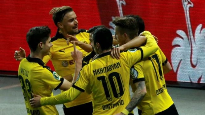 Para pemain Borussia Dortmund merayakan gol ke gawang Hertha Berlin.