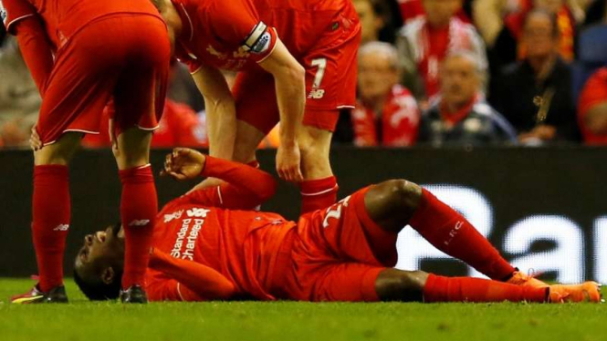 Pemain Liverpool, Divock Origi, saat alami cedera