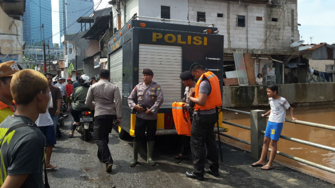 Tim evakuasi warga hanyut di Kali Krukut, Jakarta Selatan.