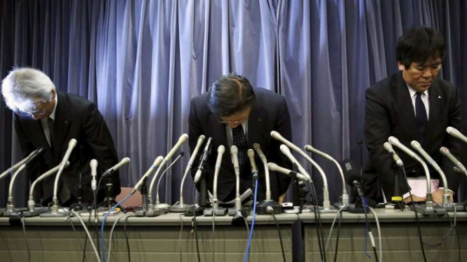 Pimpinan Mitsubishi Motors Corp ramai-ramai minta maaf di depan media massa.