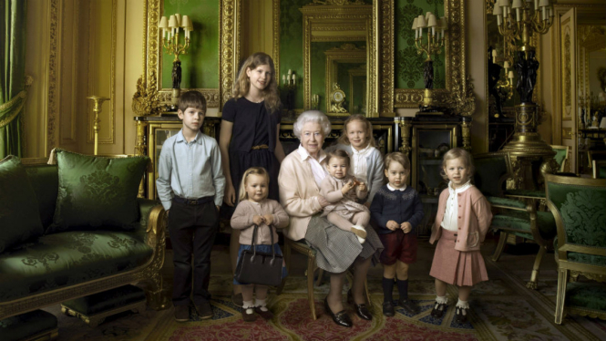 Ratu Elizabeth II bersama cucu dan cicitnya.