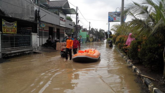 Tim penanggulangan bencana bersiap mengevakuasi warga korban banjir di Bekasi, 21/4/2016.