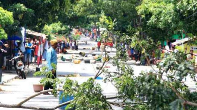 Kondisi jalan lokasi bentrok massa adat Ternate dengan Kepolisian