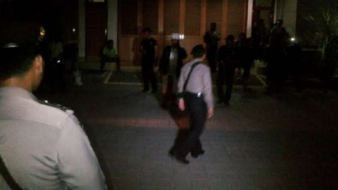 Polisi saat berpatroli di Lapas Kerobokan, Bali, beberapa waktu silam.