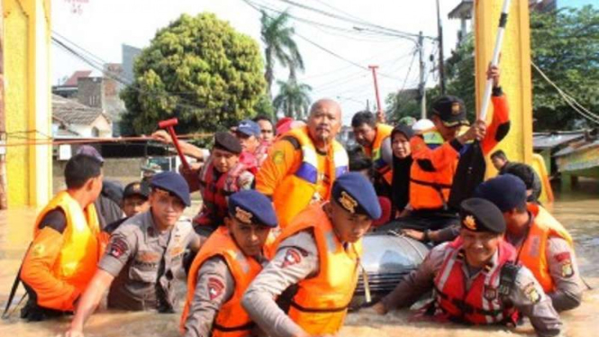 Banjir yang terjadi di wilayah Jati Asih, Bekasi, Kamis, 21/4/2016.