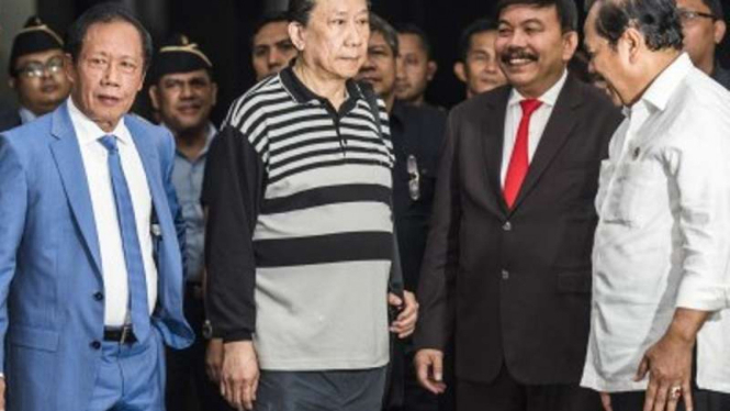 Kepala BIN, Sutiyoso, dan Jaksa Agung M. Prasetyo bersama Samadikun Hartono setelah tiba di Jakarta, Kamis malam, 21 April 2016.