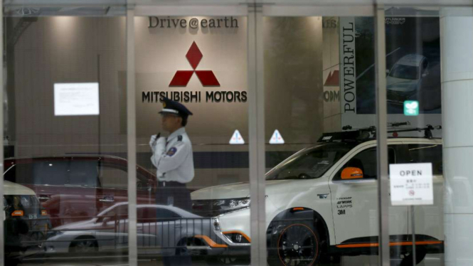 Showroom Mitsubishi Motors Corp di markas besarnya di Tokyo, Jepang.