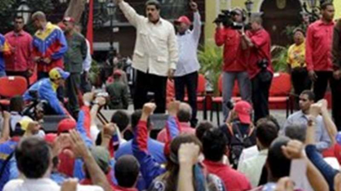 Presiden Venezuela Nicolas Maduro diantara para pendukungnya.
