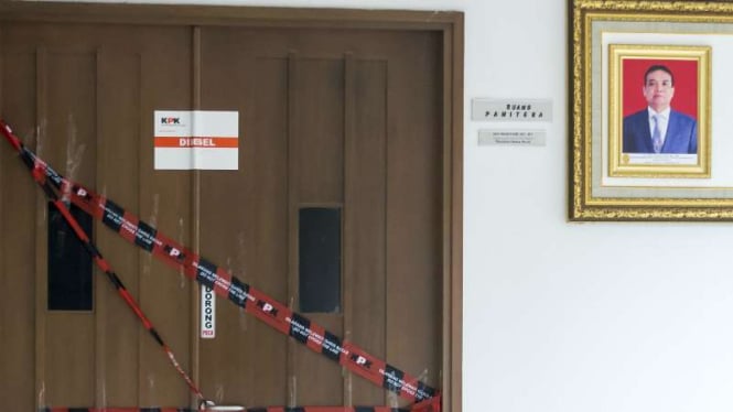 Pintu ruangan kerja Panitera Sekretaris Pengadilan Negeri Jakarta Pusat Edy Nasution disegel KPK usai penggeledahan di Gedung PN Pusat, Kemayoran, Jakarta, Rabu (20/4/2016)