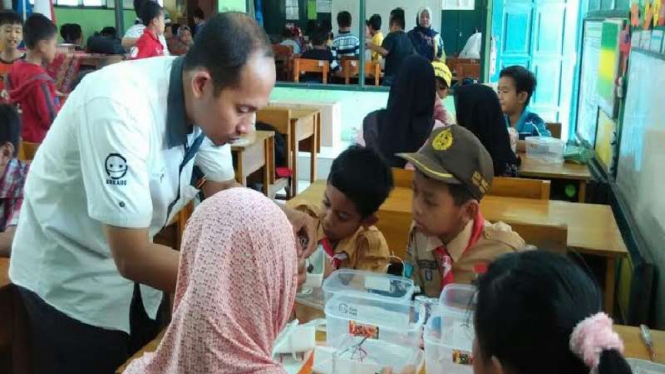 Siswa sekolah sedang belajar robot di Sidoarjo, Jawa Timur
