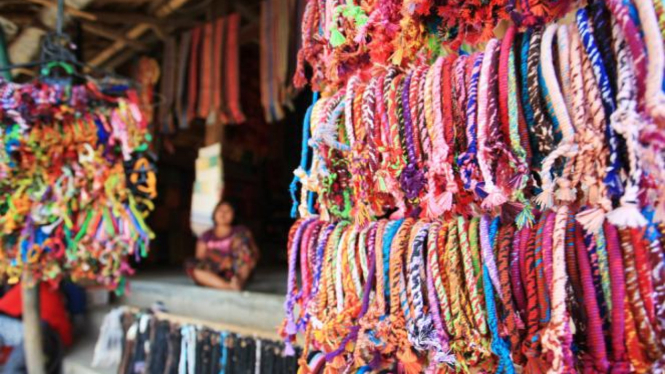 Hasil kerajinan tangan desa Sade, Lombok.