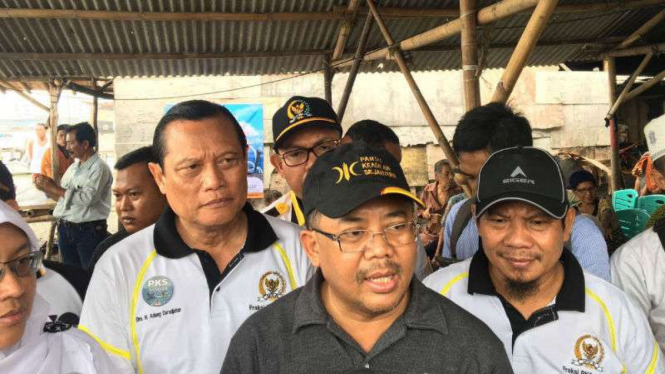 Presiden PKS Sohibul Iman (tengah) saat mengunjungi nelayan Muara Angke