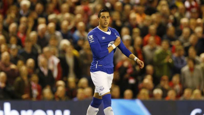Bek Everton, Ramiro Funes Mori saat pertandingan melawan Liverpool