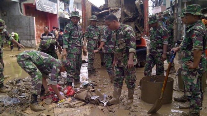 Upaya pembersihan lumpur bekas banjir di Perumahan Pondok Gede, Bekasi