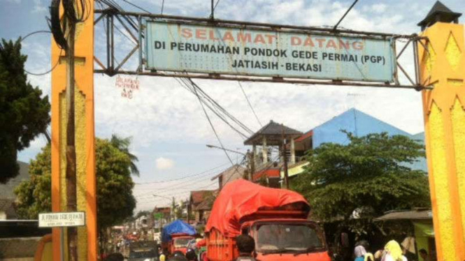 Truk angkut sampah dari lokasi banjir di perumahan Pondok Gede Permai, Bekasi