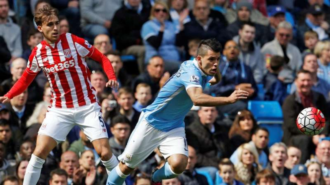 Striker Manchester City, Sergio Aguero saat berhadapan dengan Stoke City