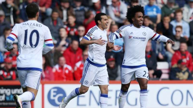 Pemain Chelsea merayakan gol Pedro ke gawang Bournemouth