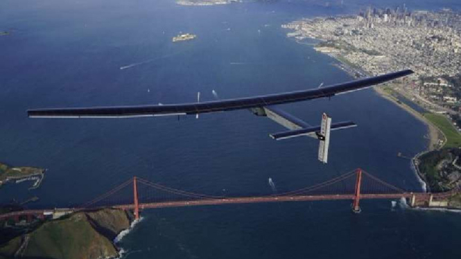 Pesawat Solar Impulse 2 saat melintasi jembatan di San Francisco, AS.