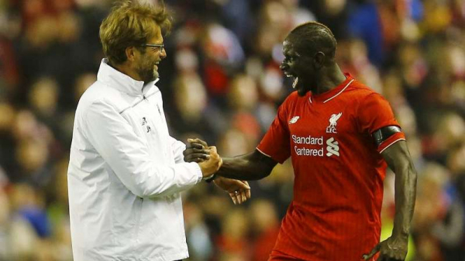 Manajer Liverpool, Juergen Klopp (kiri) dan Mamadou Sakho.