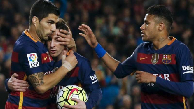 Penyerang Barcelona, Lionel Messi (tengah).