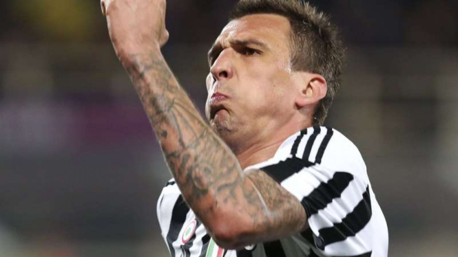 Striker Juventus, Mario Mandzukic rayakan gol