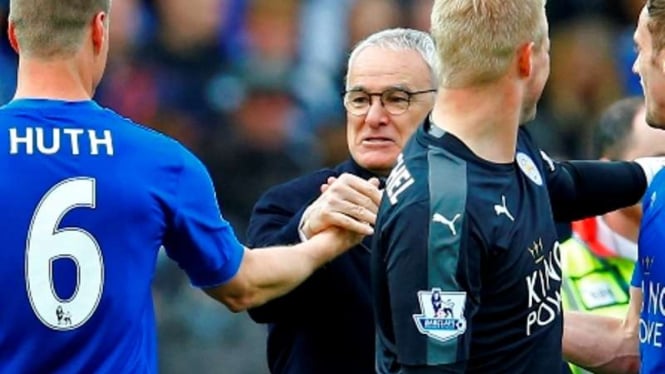 Claudio Ranieri dan pemain Leicester City rayakan kemenangan