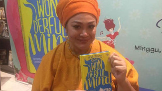 Dewi Hughes Luncurkan Buku Mencapai Kebahagiaan
