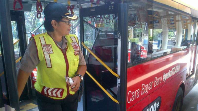 Kapolsek Beji kawal bus Transjakarta dari Depok