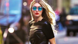 Gigi Hadid Pakai Jaket Rp1,4 Juta Bertuliskan Nama Arab Zayn