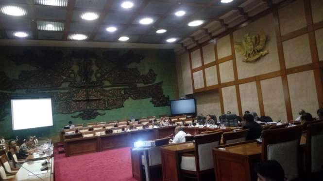 Komisi XI DPR rapat dengan pakar ekonomi membahas tax amnesty.