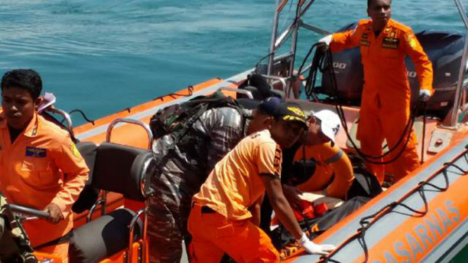 Basarnas mengevakuasi jasad wisatawan asal Singapura yang tewas saat diving di perairan Komodo