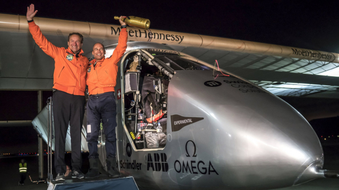 Pesawat tenaga surya Solar Impulse 2 terbang 62 jam dari Hawaii
