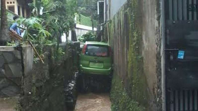 Mobil Hyundai Atoz terperangkap di sela-sela saluran air