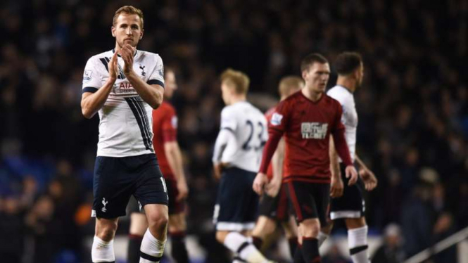 Pemain Tottenham Hotspur, Harry Kane, usai kalah dari West Bromwich Albion.