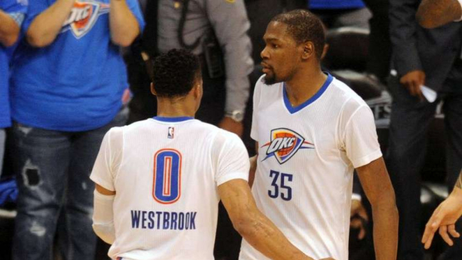 Dua bintang Oklahoma City Thunder, Russell Westbrook dan Kevin Durant.