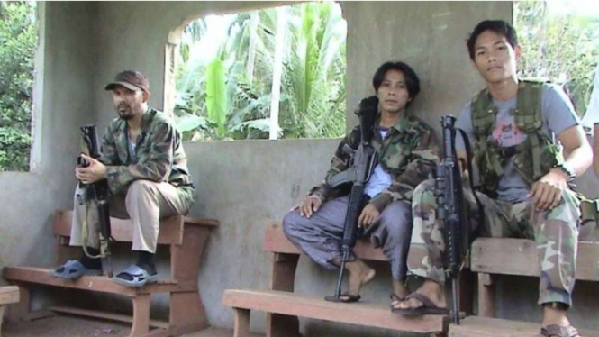  Pria diduga menjadi pemimpin kelompok bersenjata Abu Sayyaf di Filipina (kiri). Foto ini diambil oleh polisi Filipina beberapa waktu lalu.