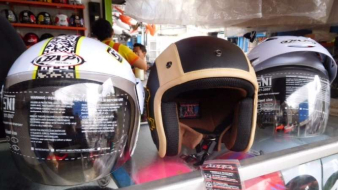 Deretan helm murah di kawasan Kebon Jeruk 3, Jakarta.