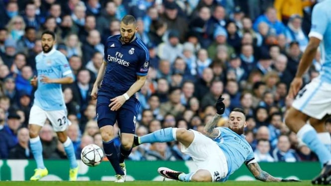 Pemain Real Madrid, Karim Benzema, dikawal pemain Manchester City