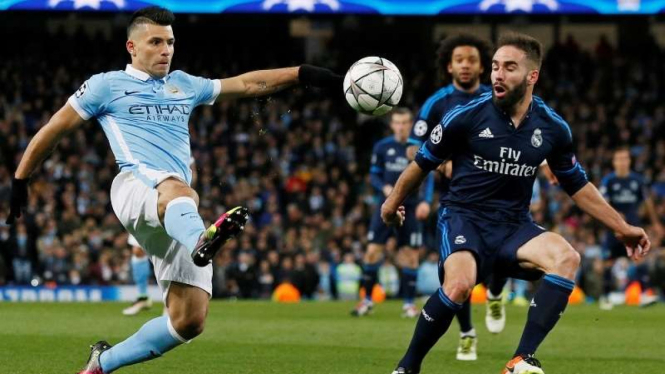 Striker Manchester City, Sergio Aguero, dikawal oleh pemain Real Madrid.