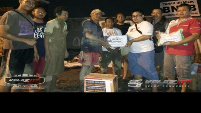 Velozity Bekasi Chapter menyerahkan bantuan kepada korban banjir di Jatiasih, Bekasi.
