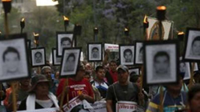 Keluarga 43 mahasiswa Meksiko yang hilang berunjuk rasa memprotes pemerintah, Selasa, 26 April 2016.
