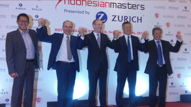 Peter Huber (tengah) dan Jimmy Masrin usai jumpa pers Indonesian Masters 2016.
